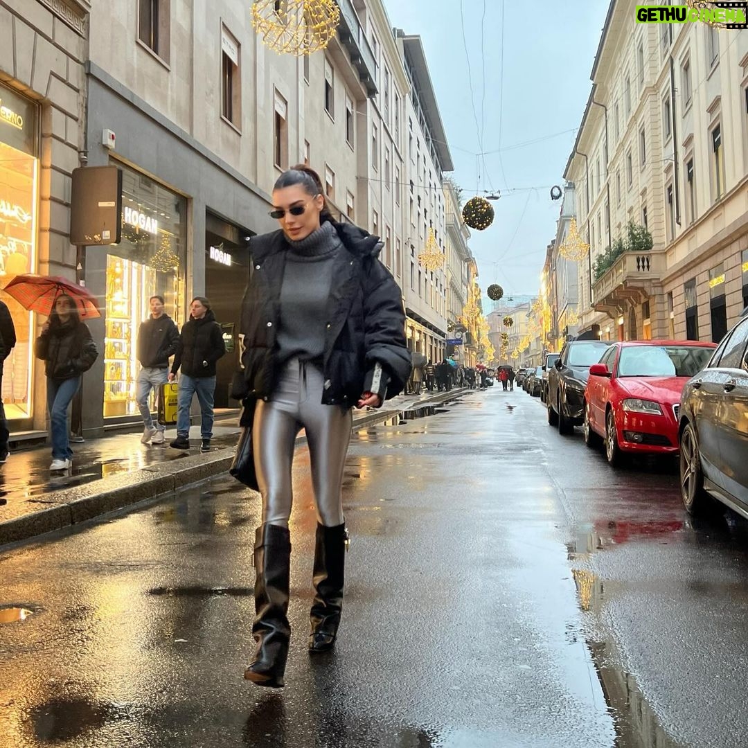 Burcu Kiratli - 305.2K Likes - 🎄🤩😎 🥂
Vol. 1 😜