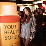 Burcu Kiratli Instagram - 🖤🪩🪄🫠 ———————————💫💫————————————- Eve ailesinin yeni bebeği “Your Beauty Solution “ marka yüzü olmak hem çok eğlenceli hem çok keyifli 🥹🫠 inanılmaz dinamik bi ekiple ve Harika bi lansmanla ilk kez reklam filmimizi dün izledik 🤩 Yakında büyük bir heyecanla sizlerleeeeee 🥹🫠🫠🩷🩷 @eveshoptr 🩷🥳