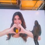 Burcu Kiratli Instagram - 🖤🪩🪄🫠 ———————————💫💫————————————- Eve ailesinin yeni bebeği “Your Beauty Solution “ marka yüzü olmak hem çok eğlenceli hem çok keyifli 🥹🫠 inanılmaz dinamik bi ekiple ve Harika bi lansmanla ilk kez reklam filmimizi dün izledik 🤩 Yakında büyük bir heyecanla sizlerleeeeee 🥹🫠🫠🩷🩷 @eveshoptr 🩷🥳