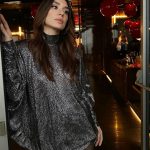 Burcu Kiratli Instagram - 🖤🪩🪄🫠 ———————————💫💫————————————- Eve ailesinin yeni bebeği “Your Beauty Solution “ marka yüzü olmak hem çok eğlenceli hem çok keyifli 🥹🫠 inanılmaz dinamik bi ekiple ve Harika bi lansmanla ilk kez reklam filmimizi dün izledik 🤩 Yakında büyük bir heyecanla sizlerleeeeee 🥹🫠🫠🩷🩷 @eveshoptr 🩷🥳