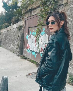 Burcu Kiratli Instagram - 💭😎🌪️✌🏻