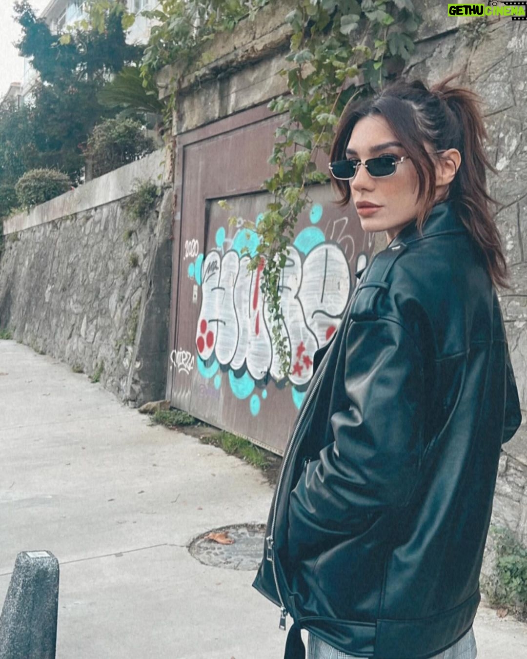 Burcu Kiratli - 344.2K Likes - 💭😎🌪️✌🏻