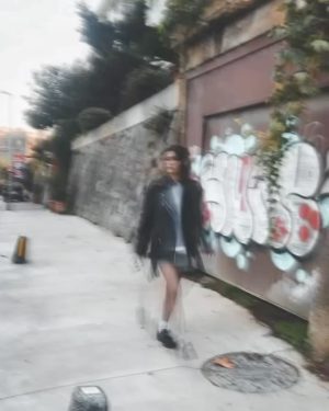 Burcu Kiratli Instagram - 💭😎🌪️✌🏻