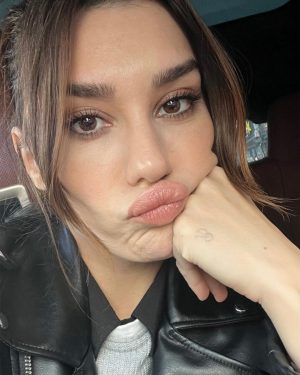 Burcu Kiratli Instagram - 💭😎🌪️✌🏻