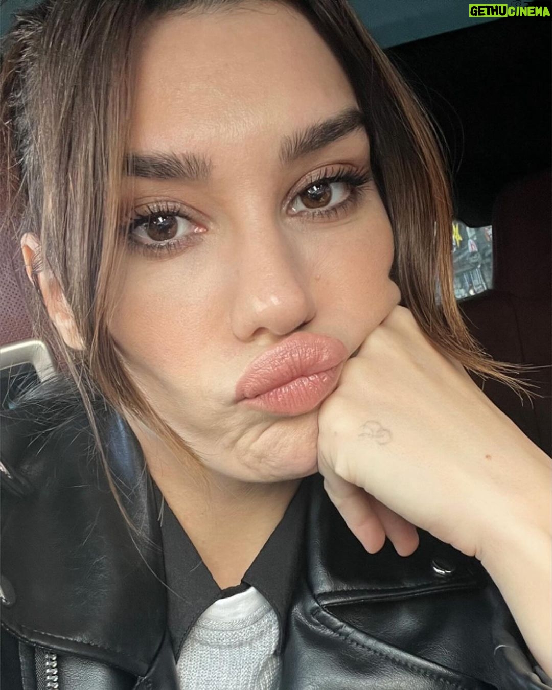 Burcu Kiratli - 344.2K Likes - 💭😎🌪️✌🏻