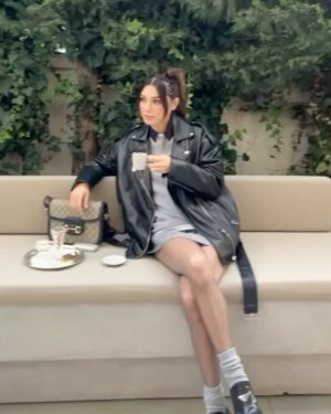 Burcu Kiratli Instagram - 💭😎🌪️✌🏻