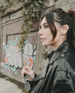 Burcu Kiratli Instagram - 💭😎🌪️✌🏻