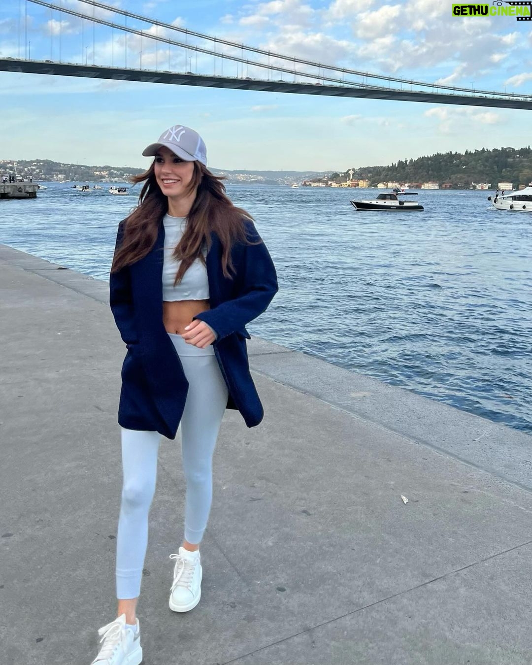 Burcu Kiratli - 339.1K Likes - 🩵