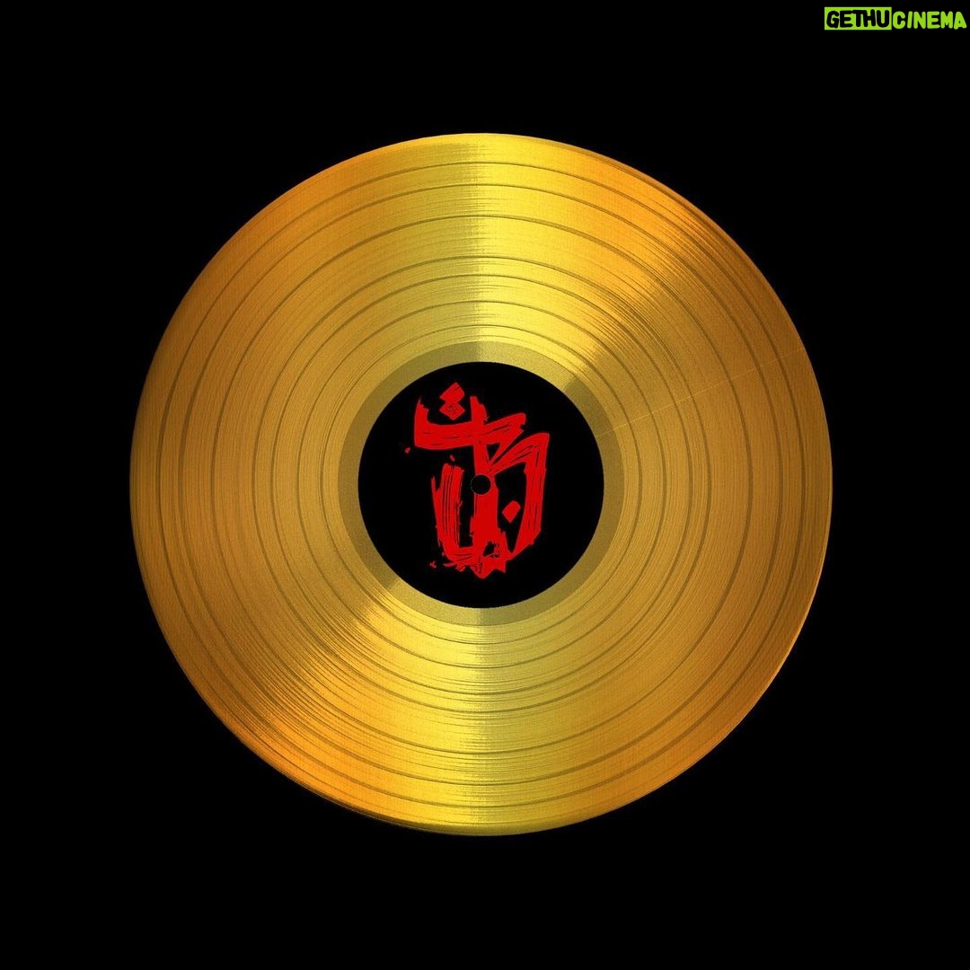 Bushido Instagram - Die Alben Zeiten ändern dich und Black Friday sowie die Singles Alles wird gut, Für immer jung und Papa haben den Goldstatus in der Schweiz 🇨🇭 vielen Dank an unsere Nachbarn!!!