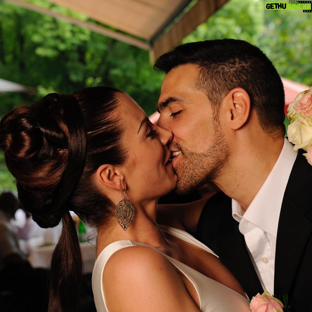 Bushido - 110.7K Likes - Heute vor acht Jahren haben wir geheiratet. Ich hab es Dir nicht immer leicht gemacht, aber aufgegeben haben wir uns bis heute nicht. Wenn es diesen einen Menschen gibt, der dein Leben komplett macht, dann bist Du dieser Mensch für mich. Danke für alles und es tut mir leid, was Du alles auf dich nehmen musstest. Ich liebe dich ❤️ @anna_maria_ferchichi