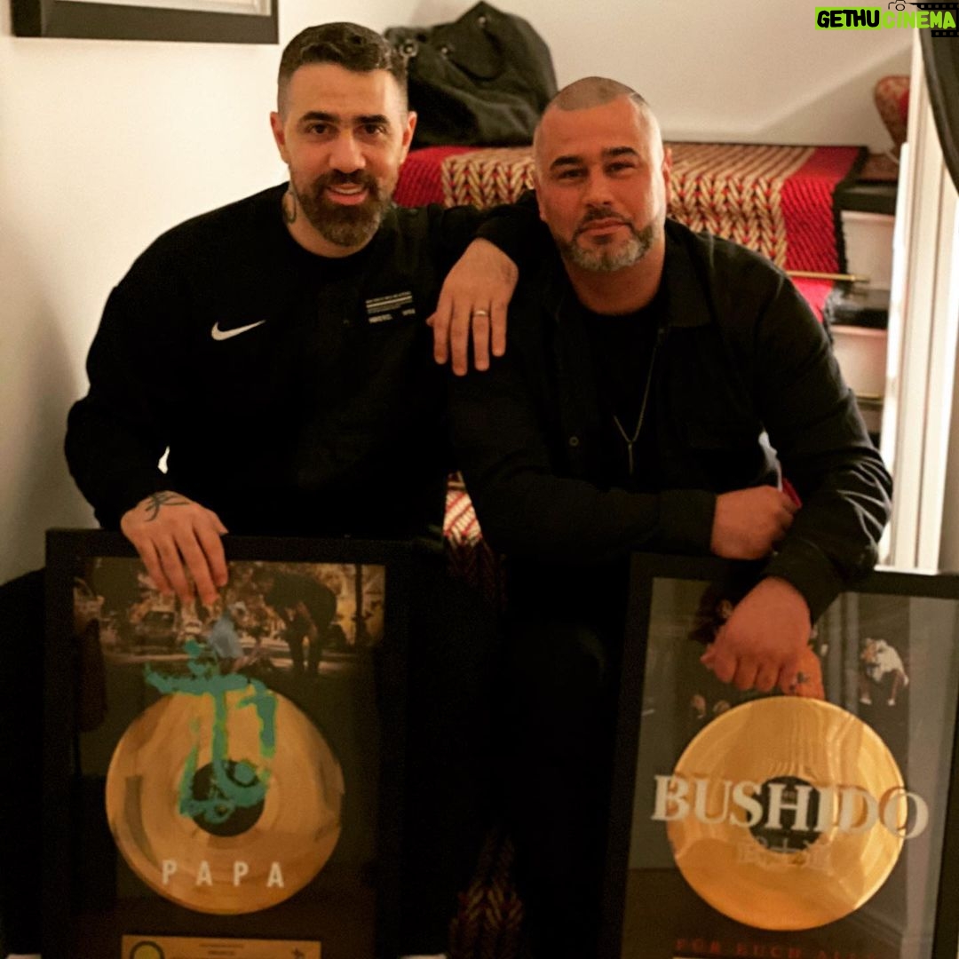 Bushido - 67K Likes - Loyal seit dem ersten Video! Herzlichen Glückwunsch zu Deinen beiden Goldenen Brudi. Besonders freut mich, dass ich es bin, der Dir Deine erste Goldene überreichen durfte.❤️😘 @orkan.ce
