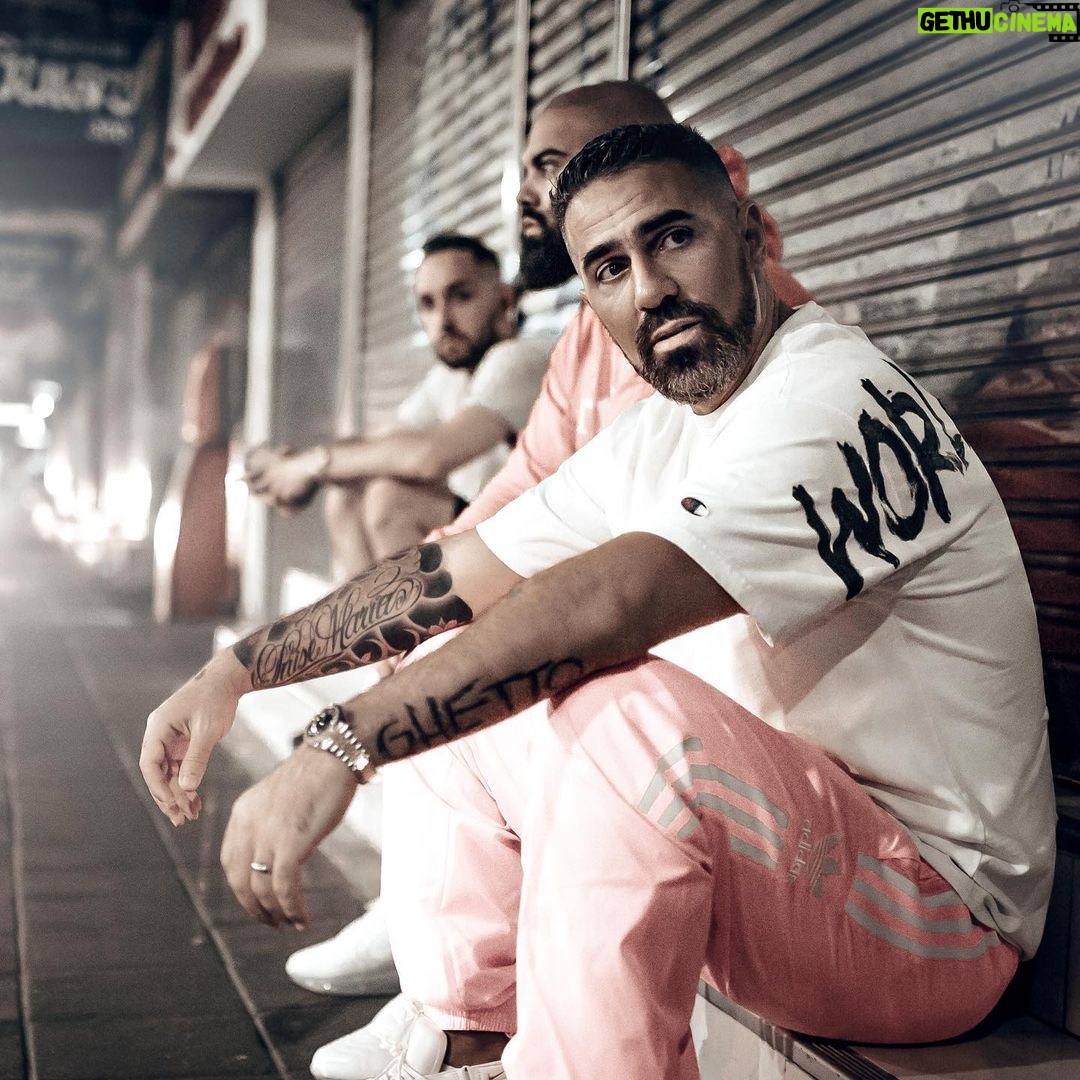 Bushido - 104.9K Likes - Happy Release meine Brudis!!! Ich bin stolz auf das, was wir geleistet haben. Für euch beide wahrscheinlich unangenehm, aber lasst euch von den kleinen Schlampenkindern nicht euren großen Tag versauen. Diese dummen Witze von wegen Couch und 31er kommen nur, weil wir da sind, wo die anderen alle gerne wären. Wir wissen, was wir für 2020 schon in der Pipeline haben. Ich küss eure Augen @animus @gorexmusic @alexdehn @orkan.ce @sergenisici ❤️❤️❤️