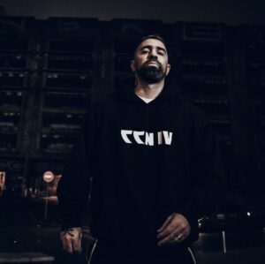 Bushido Instagram - So meine Freunde. Als ersten Box-Inhalt haben wir einen exklusiven CCN4 Hoodie angefertigt. Den bekommt ihr nur in der Box. Einheitsgröße ist L. Glückwunsch an alle, die vorbestellt haben. Sichert euch die letzten Boxen bei Amazon oder auch bei Media Markt Saturn.
