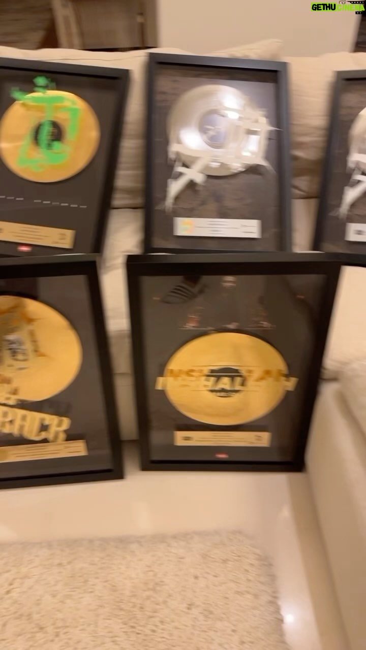 Bushido Instagram - Heute sind die restlichen Awards angekommen. Ich danke euch für alles, denn ohne euch wäre das alles nicht passiert. Bis bald.