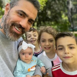 Bushido Instagram - Was ich mir immer gewünscht habe. Eine Familie. Es sind nicht nur meine Kinder sondern mittlerweile auch meine besten Freunde. Wobei hier gerade mal nur vier Kinder auf das Foto gepasst haben. An Tagen wie heute, ist der ganze Zirkus da draußen noch weiter weg. Ja morgen gehe ich zum Friseur @anna_maria_ferchichi ❤️