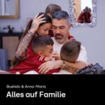 Bushido Instagram – Ein Leben zwischen den Welten: Nach ihrer Auswanderung sind Rapper Bushido, seine Frau Anna-Maria und ihre Kinder mittlerweile in der neuen Heimat Dubai angekommen. Doch für Deutschlands bekannteste XXL-Familie bleibt es ein Leben mit Herausforderungen und Hindernissen. Nach der erfolgreichen ersten Staffel „Bushido & Anna-Maria – Alles auf Familie“ folgt nun die Fortsetzung. Knapp ein Jahr wurde die Familie dafür in ihrem ungewöhnlichen Alltag begleitet. Während die Familie in Dubai ihren Rhythmus findet, bastelt der Rapper an seinem musikalischen Comeback. Ein neues Album. Dazu die erste Tour nach acht Jahren. Der Preis dafür: Bushido ist viele Monate nicht zu Hause. Während des Sommerurlaubs der Familie sorgt ein unerwartetes Ereignis erst für Freude – und dann für große Sorge. Und: ein erneuter Umzug steht an. Kann die Familie in ihrem neuen Heim zur Ruhe kommen?

Neue Doppelfolgen der achtteiligen Reihe werden wöchentlich ab 22.2. veröffentlicht.

#Bushido #AnnaMariaFerchichi #AllesAufFamilie #RTLPlus #Doku