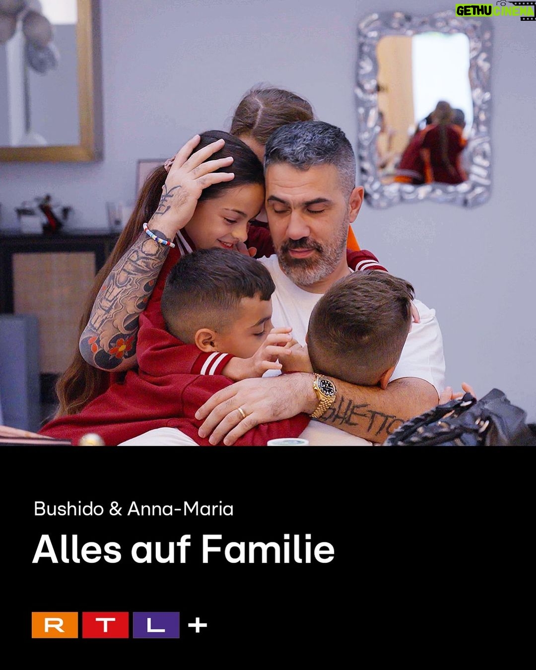 Bushido Instagram - Ein Leben zwischen den Welten: Nach ihrer Auswanderung sind Rapper Bushido, seine Frau Anna-Maria und ihre Kinder mittlerweile in der neuen Heimat Dubai angekommen. Doch für Deutschlands bekannteste XXL-Familie bleibt es ein Leben mit Herausforderungen und Hindernissen. Nach der erfolgreichen ersten Staffel „Bushido & Anna-Maria - Alles auf Familie“ folgt nun die Fortsetzung. Knapp ein Jahr wurde die Familie dafür in ihrem ungewöhnlichen Alltag begleitet. Während die Familie in Dubai ihren Rhythmus findet, bastelt der Rapper an seinem musikalischen Comeback. Ein neues Album. Dazu die erste Tour nach acht Jahren. Der Preis dafür: Bushido ist viele Monate nicht zu Hause. Während des Sommerurlaubs der Familie sorgt ein unerwartetes Ereignis erst für Freude - und dann für große Sorge. Und: ein erneuter Umzug steht an. Kann die Familie in ihrem neuen Heim zur Ruhe kommen? Neue Doppelfolgen der achtteiligen Reihe werden wöchentlich ab 22.2. veröffentlicht. #Bushido #AnnaMariaFerchichi #AllesAufFamilie #RTLPlus #Doku