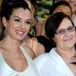 Bushido Instagram - Liebe Mama, heute wärst Du 71 Jahre alt geworden. Leider können wir diesen Tag nicht gemeinsam feiern. Wir haben Dir zu Hause eine Kerze angezündet. Deine Enkel haben ganz tolle Briefe geschrieben, weil sie wissen, dass du so gute Augen hast, mit denen Du sogar aus dem Himmel aus hier unten ihre Sätze lesen kannst. Am wichtigsten jedoch ist, was wir im Herzen für dich tragen und das ist unendliche Liebe. Wir vermissen Dich. Jeden Tag. In Liebe Dein Sohn.