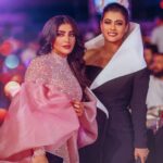 Buthaina Al Raisi Instagram - … . اعشق ابداعها تميزها انفرادها بستايلها الخاص بالتمثيل .. بالنسبه لي هي ايقونه الشاشه الهنديه وملكه بوليوود .. وطول عمري كنت احلم اني التقي فيها واعبرلها عن حبي لها .. واليوم تحقق الحلم . 🦋🦋🦋 . Kajol meeting you was one of my dreams thank you Filmfare for making my dream come true 🦋 Emirate of Dubai