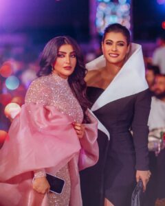 Buthaina Al Raisi Instagram - … . اعشق ابداعها تميزها انفرادها بستايلها الخاص بالتمثيل .. بالنسبه لي هي ايقونه الشاشه الهنديه وملكه بوليوود .. وطول عمري كنت احلم اني التقي فيها واعبرلها عن حبي لها .. واليوم تحقق الحلم . 🦋🦋🦋 . Kajol meeting you was one of my dreams thank you Filmfare for making my dream come true 🦋 Emirate of Dubai