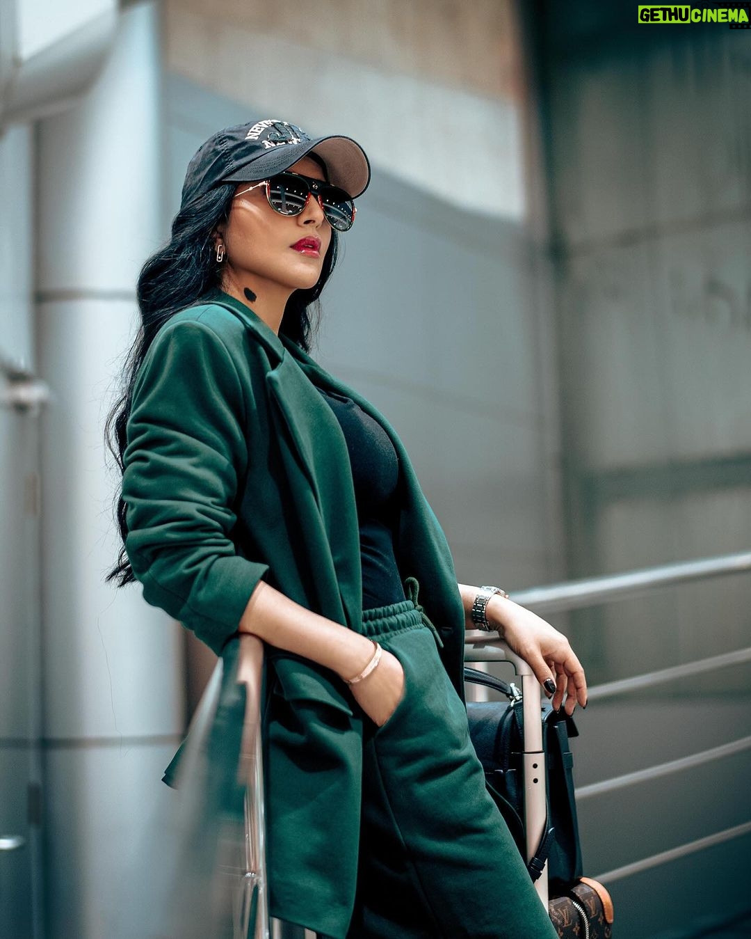 Buthaina Al Raisi Instagram - الخصوصية قوة ،، فالناس لا يمكن أن يفسدوا شيئاً لا يعرفونه 🦋🦋🦋 Dubai, United Arab Emirates