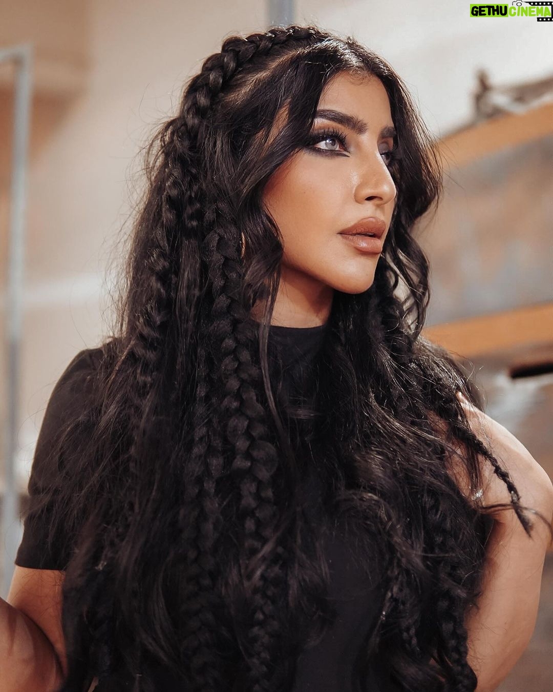 Buthaina Al Raisi Instagram - تركت ظنون الناس عني ورأيهم ،، فقد كان يكفيني صحيح ظنوني ،، وأعرف من نفسي الذي يجهلونه ،، وأفهم ذاتي في جميع شؤوني ،، ولا أرقب التقدير في عين ناقصٍ ،، اذا كان قدري كاملاً في عيوني 🦋🦋🦋 . هالنوع من الميكب ابداً مو شخصيتي بس شخصية شي جديد بتشوفونه بالعيد ان شاء الله 🦋 Kuwait