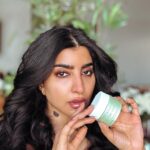 Buthaina Al Raisi Instagram – احلى شعور لما البشرة تكون في احسن حالاتها 🦋🦋🦋 هالخطوات فتحت عندي التصبغات وصغرتلي المسامات وهذي اكثر مشكلتين وايد بنات يعانون منها ,, كتبولي شنو اكثر مشكله تعاني منها بشرتكم ؟؟ 
.
@lacosmeticarabia @asambeautyarabia  #skincaretips #skincare Marrakech