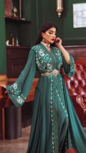 Buthaina Al Raisi Instagram - ولبسنا القفطان المغربي لعيون بنات المغرب 🇲🇦🇲🇦🇲🇦 بصراحه فعلاً القفطان هيبة وفخامه ورقي مو عادي ،،، شرايكم ؟؟ . وعلى فكره توحشتكم بالزاف غزالاتي ،، والأسبوع الجاي راجعتلكم فعلاً المغرب بلد عظيم وشعب يتربع على عرش القلب 🇲🇦 . . وبما اني قاعده اتعلم مغربي كتبولي جمله حلوه بالمغربي ومعناها 🦋🦋🦋 بالكومنت الابداع هذا بتوقيع المصممة المغربيه الخطيرة @larinihouda . وشكر كبير للفريق المغربي الواعر بالزاف . @anas.yass @lanada_ @mouradouarrirh . والمكان الساحر الي صورت فيه @the_levantine_marrakech فعلاً مكان يستحق الزياره 🇲🇦 موجود في مراكش . #photoshoot #morroco #marrakech Marrakech