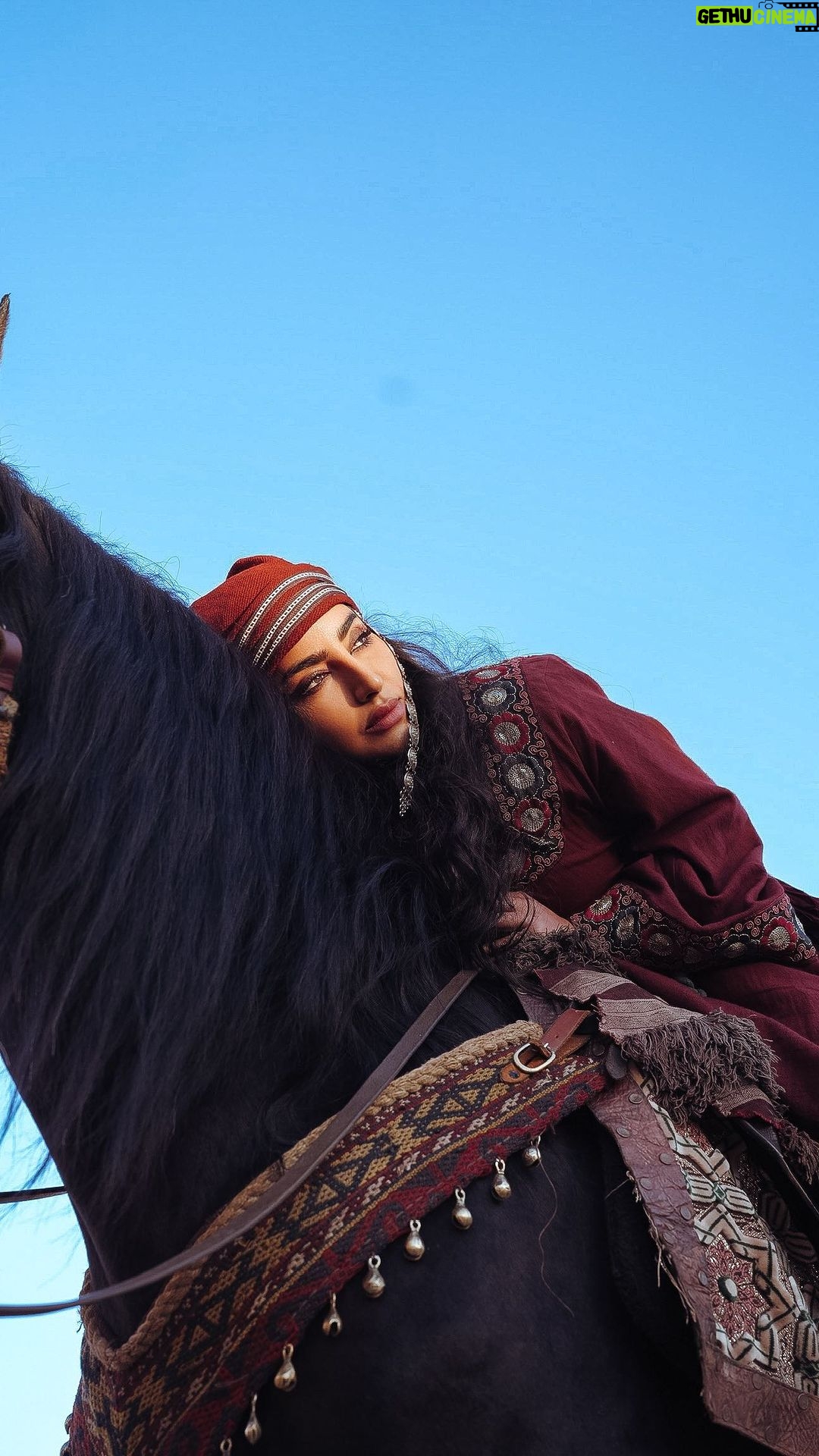 Buthaina Al Raisi Instagram - الله ياتيك بالصبر 🦋🦋🦋 . ما ارتاح اذا ما نزلتلكم كواليس اي مشروع اشتغله احسكم اهلي ولازم اشارككم اول بأول ،، تحبون تكونون معاي اول بأول ولا تحبون المفاجأت اكثر ؟؟ . ترقبونا في الوعد للمنتج المتميز جداً ياسر فهمي @yasserfahmy7 @fortunamediaproduction والمخرج التونسي المبدع محمد خياري @mohamedkhiarii Marrakech