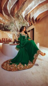 Buthaina Al Raisi Instagram - ويخبرونك بأن من سار على الدرب وصل ،، ولكن من سار على الدرب تعثر وسقط ،، ثم نهض ، وقف وحارب مشي بالعزيمة وظن بالله خيراً حتى وصل 🦋🦋🦋🦋 . شكراً من القلب لكل من حضر حفل اطلاق براندي وبراندكم ارتال ،، لاين خاص للعناية بالشعر اطلقناه بالخليج وبنوصله للعالمية بإذن الله ما قصرتوا 🦋 . ARTAL ,, the good in everything . أرتال ،، الزين من كل شي Waldorf Astoria Kuwait