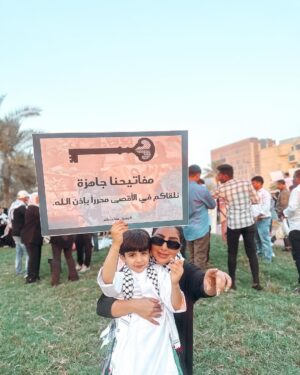 Buthaina Al Raisi Instagram - البيوت تموت اذا غاب سكانها ،، فإصمد معي لنعود ،،
.
إما العودة ،، وإما العودة 🇵🇸🇵🇸🇵🇸

.
نقف اليوم في ساحة الاراده بدولة الكويت ضمن هذه المبادرة الشبابية الإقليمية السلمية لحشد الشعوب من كافة الدول استجابة لأهلنا في فلسطين لدعم مقاومتهم ،،، قلوبنا معاكم والله ينصركم ويثبت اقدامكم ويرحم شهداءكم 
.
لا تنسوا فلسطين من دعائكم 🇵🇸🇵🇸🇵🇸
.
.
#جهزوا_مفاتيحكم  #فلسطين #غزة  #الكويت