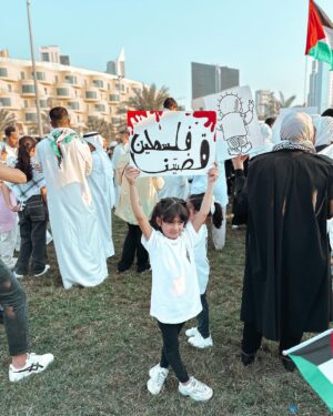 Buthaina Al Raisi Instagram - البيوت تموت اذا غاب سكانها ،، فإصمد معي لنعود ،،
.
إما العودة ،، وإما العودة 🇵🇸🇵🇸🇵🇸

.
نقف اليوم في ساحة الاراده بدولة الكويت ضمن هذه المبادرة الشبابية الإقليمية السلمية لحشد الشعوب من كافة الدول استجابة لأهلنا في فلسطين لدعم مقاومتهم ،،، قلوبنا معاكم والله ينصركم ويثبت اقدامكم ويرحم شهداءكم 
.
لا تنسوا فلسطين من دعائكم 🇵🇸🇵🇸🇵🇸
.
.
#جهزوا_مفاتيحكم  #فلسطين #غزة  #الكويت