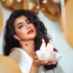Buthaina Al Raisi Instagram – رسمياً اليوم صرت اربعينيه 😂😂 .. الصراحه شعور يدلدغ المشاعر .. بس كل الي بقوله بهالسنه الجديده الف الحمد لله على نعمه الصحه والعافيه الأمان .. الحمد لله على نعمه الأهل والأصدقاء القراب من قلبي .. فخوره بنفسي وبكل الانجازات الي قدرت احققها السنين الي طافت وربي يعطي كل شخص فيكم على قد نيته 🦋🦋🦋