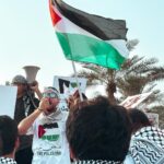 Buthaina Al Raisi Instagram - البيوت تموت اذا غاب سكانها ،، فإصمد معي لنعود ،، . إما العودة ،، وإما العودة 🇵🇸🇵🇸🇵🇸 . نقف اليوم في ساحة الاراده بدولة الكويت ضمن هذه المبادرة الشبابية الإقليمية السلمية لحشد الشعوب من كافة الدول استجابة لأهلنا في فلسطين لدعم مقاومتهم ،،، قلوبنا معاكم والله ينصركم ويثبت اقدامكم ويرحم شهداءكم . لا تنسوا فلسطين من دعائكم 🇵🇸🇵🇸🇵🇸 . . #جهزوا_مفاتيحكم #فلسطين #غزة #الكويت