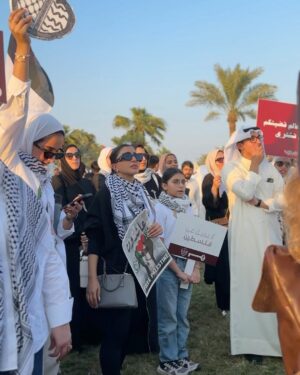 Buthaina Al Raisi Instagram - البيوت تموت اذا غاب سكانها ،، فإصمد معي لنعود ،،
.
إما العودة ،، وإما العودة 🇵🇸🇵🇸🇵🇸

.
نقف اليوم في ساحة الاراده بدولة الكويت ضمن هذه المبادرة الشبابية الإقليمية السلمية لحشد الشعوب من كافة الدول استجابة لأهلنا في فلسطين لدعم مقاومتهم ،،، قلوبنا معاكم والله ينصركم ويثبت اقدامكم ويرحم شهداءكم 
.
لا تنسوا فلسطين من دعائكم 🇵🇸🇵🇸🇵🇸
.
.
#جهزوا_مفاتيحكم  #فلسطين #غزة  #الكويت