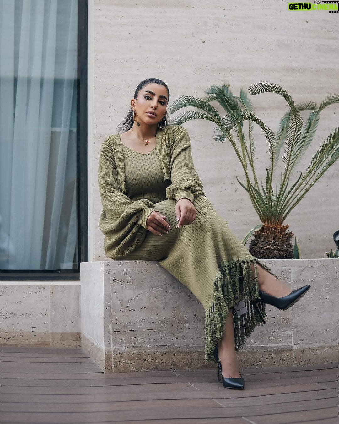 Buthaina Al Raisi Instagram - ختياراتي من الكوليكشن الشتوي الجديد من شي ان . SHEIN Chic art collection . تصاميم الشتا هالمره غير معاهم حيل ستاليش . كل القطع واكثر صارت موجوده بالموقع ،، واكيد عندي كود خصم لا تنسون تستخدمونه وانتوا تتسوقون ( 15beeba ) . #shein #sheinmeetsart #staywarmlookcool #fashionhunter @shein_ar