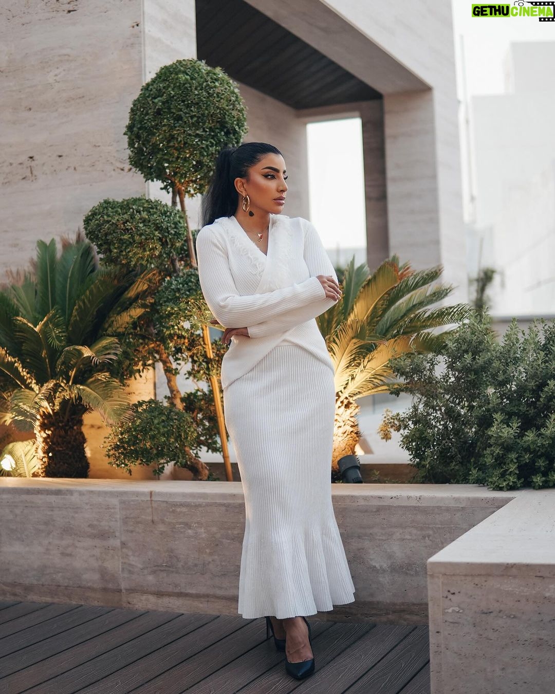 Buthaina Al Raisi Instagram - ختياراتي من الكوليكشن الشتوي الجديد من شي ان . SHEIN Chic art collection . تصاميم الشتا هالمره غير معاهم حيل ستاليش . كل القطع واكثر صارت موجوده بالموقع ،، واكيد عندي كود خصم لا تنسون تستخدمونه وانتوا تتسوقون ( 15beeba ) . #shein #sheinmeetsart #staywarmlookcool #fashionhunter @shein_ar