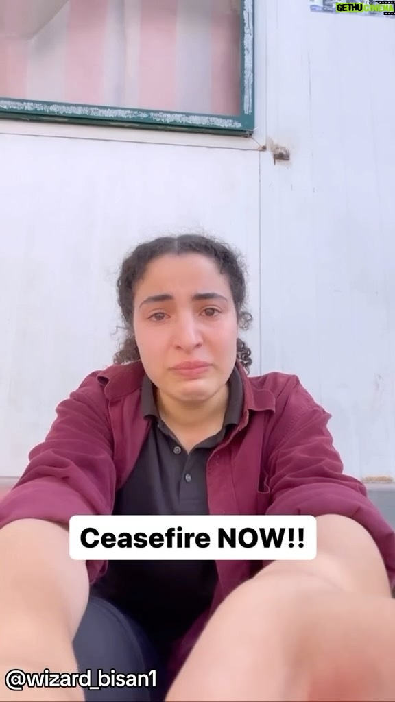 Buthaina Al Raisi Instagram - كلامها كالسهم في قلوبنا 💔💔💔🇵🇸🇵🇸🇵🇸 .. عشرين شاحنة فقط دخلت امس غزه عبر معبر رفح !! شنو راح تكفي !! كلنا انخدعنا بإن كل المساعدات بتدخل امس !! وما هي كانت إلا محاولة لتحسين الصورة للمذبحه الوحشية ،، بالمقابل يتلقون تحذيرات بإخلاء مستشفى آخر لانه راح يتم قصفه ،، الى متى ستستمر هذه المجزره الحيوانية !! حسبي الله ونعم الوكيل وكفى . بيسان الي تشوفونها بهالفيديو وحده من ألاف بنات فلسطين الي عندهم حلم بحياة ومستقبل وتحقيق طموح ،، بيوم واحد خسرت كل شي حاولت تبنيه خلال سنين واليوم ما عندها مكان تنام فيه والي هو ابسط الحقوق الإنسانيه ،، كل شي بنته انهدم جدامها بثواني 💔💔💔 تخيلوا معاي للحظه هذا الشعور !! انك تكون نايم وتقوم من نومك خاسر بيتك اهلك مستقبلك وحتى مو ضامن بتشرب معاي نظيف !! شي ممكن ما يتخيله العقل بس هذي اليوم ابسط الاشياء الي يمر فيها أهل غزة ،، يارب لطفك ورحمتك ،، انتهت حلول الأرض اللهم معجزة 💔💔💔💔🇵🇸🇵🇸🇵🇸 . بيسان انتي بطله كل الكلام الي ممكن اكتبه والي بيكتبونه المتابعين ما راح يوصف كمية الفخر الي نشعره اتجاه قوتج @wizard_bisan1 #فلسطين #freepalestine #غزة #غزة_تحت_القصف