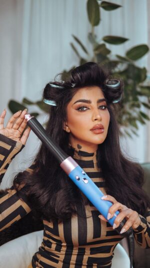 Buthaina Al Raisi Instagram - هالتكنيك بالسشوار بيعطيكم فوليوم وكثافه مو عادية ،، طبقوها وادعولي ،،، والي بيكتب بالكومنت وين مسوية زراعه يا ويله مني 😂😂😂 اذا كنت مسويه صدقوني ما بخش عنكم الحمد لله اهتم بشعري صح وهذي نتيجه الاهتمام ،، واذا تبون فيديو احطلكم فيه شنو استخدم للكثافه والتطويل والتساقط كتبولي في الكومنت 🦋🦋🦋
.
واذا حابين تتوريلات الشعر بعد كتبولي بالكومنت تحبون فيديوهات العنايه ولا الستايل اكثر ؟؟
