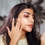 Buthaina Al Raisi Instagram – تبين بشره مثل المرايا ؟؟ لا حبوب ولا تصبغات ولا مسامات واسعة ؟؟ شوفي الفيديو 🦋🦋🦋
.
@lacosmeticarabia