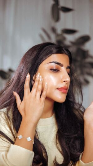 Buthaina Al Raisi Instagram - تبين بشره مثل المرايا ؟؟ لا حبوب ولا تصبغات ولا مسامات واسعة ؟؟ شوفي الفيديو 🦋🦋🦋
.
@lacosmeticarabia