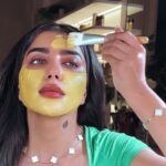 Buthaina Al Raisi Instagram - مافي على خلطات الأوليين للبشره .. 🦋🦋🦋 . ( الجلو ) من اجمل الخلطات القديمه الطبيعيه الفعالة في شد وتوحيد وتصغير مسامات البشره ،، غير جذيه يشيل الخلايا الميته والرؤوس السودة . مافي عروس بعمان ما تجهز بشرتها وجسمها فيه . جلو ام سيف المزعفره شي ما صار اول مره يمر علي جلو ريحته حلوة غني الاعشاب والزعفران . سعره وايد حلو على حجمه .. ام سيف عندهم توصيل لكل الخليج لا تطوفونه 🦋🦋🦋 . @jalo_al_balush