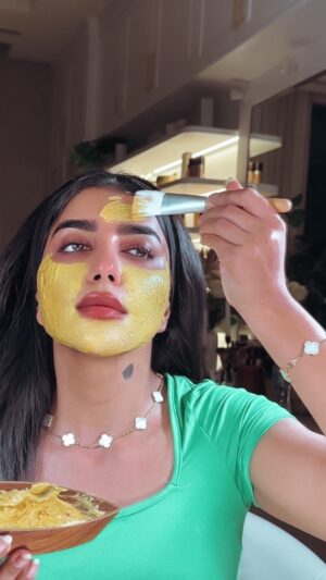 Buthaina Al Raisi Instagram - مافي على خلطات الأوليين للبشره .. 🦋🦋🦋
.
( الجلو ) من اجمل الخلطات القديمه الطبيعيه الفعالة في شد وتوحيد وتصغير مسامات البشره ،، غير جذيه يشيل الخلايا الميته والرؤوس السودة 
.
مافي عروس بعمان ما تجهز بشرتها وجسمها فيه 
.

جلو ام سيف المزعفره شي ما صار اول مره يمر علي جلو ريحته حلوة غني الاعشاب والزعفران 
.
سعره وايد حلو على حجمه .. ام سيف عندهم توصيل لكل الخليج لا تطوفونه 🦋🦋🦋
.
@jalo_al_balush