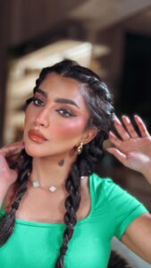 Buthaina Al Raisi Instagram - عجفة فرنسيه تقليد بخمس دقايق 😂😂😂 .. حلوه الحركه بس يحتاج اطبقها اكثر من مرة لي تضبط معاي .. جربوها وقولولي مشاعركم 😎#hair #hairstyle #instagram #reelsinstagram Hair Style