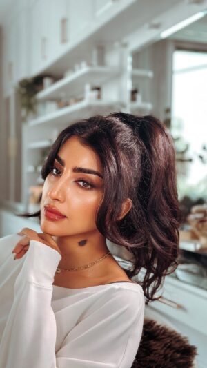 Buthaina Al Raisi Instagram - اسرع تسريحه كيوت تسوينها بالبيت 🦋🦋🦋 
.
حبيتوها ؟؟ .. تبون نسوي المره الجايه تسريحه فيها اكشن ولا شي ناعم ؟؟؟