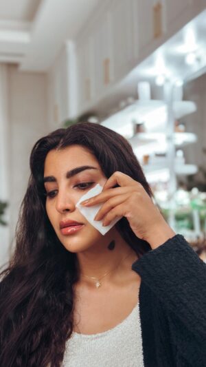 Buthaina Al Raisi Instagram - تونك يشد البشره ويصغر المسامات بمكون واحد اتوقع مافيه بيت خليجي يخلى منه ،،، اعتمدوه جبار للبشره بالذات الدهنيه الي تعاني من حبوب ومسامات 🦋🦋🦋🦋 
.
الي مسويته قبل ترفع ايدها وتقول لنا عن تجربتها