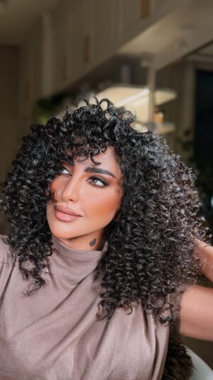 Buthaina Al Raisi Instagram - اتوقع انتي تهورت 😂😂😂 قولولي قبل احلى ولا بعد ؟؟؟ 

. 
#reelsinstagram #curlyhair #friday  #mood