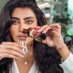 Buthaina Al Raisi Instagram - الي تعاني من الشيب وتبي خلطه طبيعيه تأخر الشيب .. خذي الخلطه جباره ونتيجتها سريعه عن تجربه 🦋🦋🦋 . اذا حبيتوا الخلطه كتبولي بالكومنت .. وهم كتبولي تبون خلطتنا الجايه لأي مشكله ؟؟ للشعر ولا البشره ؟؟ لأني لما استفيد من شي احب افيدكم معاي Kuwait