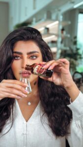 Buthaina Al Raisi Instagram - الي تعاني من الشيب وتبي خلطه طبيعيه تأخر الشيب .. خذي الخلطه جباره ونتيجتها سريعه عن تجربه 🦋🦋🦋 . اذا حبيتوا الخلطه كتبولي بالكومنت .. وهم كتبولي تبون خلطتنا الجايه لأي مشكله ؟؟ للشعر ولا البشره ؟؟ لأني لما استفيد من شي احب افيدكم معاي Kuwait
