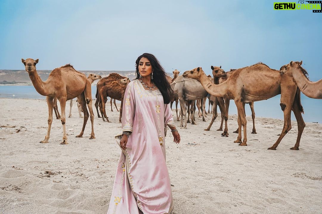 Buthaina Al Raisi Instagram - ظفار يا شذى اللبان 🦋🦋🦋 . تتوقعون العمل الي صورناه عن شنو ؟؟ بشوف شكثر تعرفوني ؟؟ هنا ظفار